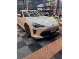 【車内清掃(シートクリーナー)】一脚5,500円(税込)四脚16,500円(税込)※革シート別途相談【車内窓拭き・掃除機】3,300円(税込)【光触媒抗菌】16,500円(税込)