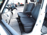 綺麗な室内ですね。運転席と助手席の真ん中のひじ掛けには小物入れが付いていますので便利です ベンチシートでどちらからのドアからでも簡単に乗り降りできますし足元も広々で窮屈さがありません。