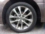 純正18インチアルミホイール。ノーマルタイヤ付き。
