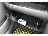 車検証や取扱説明書を入れても十分な収納スペースです!