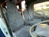 運転席は3名乗車が可能です!
