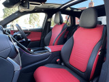 ツートーンカラーの本革シートに、シートヒーター&ベンチレーションが付いております。