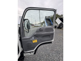 運転席側ドア内側:いすゞエルフフルフラットローダンプ積載3t💪✨,車検整備1年付,走行距離少なめ8万㎞台です‼️マニュアル6速,HSA,ASR,安心安全コボレーン,取扱書・記録簿📚