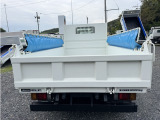 車両後面:いすゞエルフフルフラットローダンプ積載3t💪✨,車検整備1年付,走行距離少なめ8万㎞台です‼️マニュアル6速,HSA,ASR,安心安全コボレーン,取扱書・記録簿📚