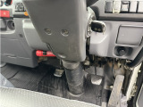 運転席足元:いすゞエルフフルフラットローダンプ積載3t,走行距離7万㎞台,車検整備1年付き,エンジン4JJ1インタークーラーターボ,コボレーン,F6速,取扱書・記録簿📚