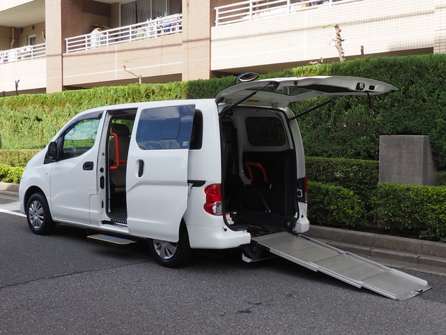 NV200バネットバン  福祉車両・手動スロープ・車いす1名計7人