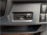ETC車載器は運転席足元の収納箇所にビルトイン。カードの出し入れがしやすいですしカードを挿したままでも車外から見えないので防犯上も安心ですよ。