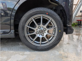 ホイールは社外品に交換されtます。エアロパーツにマッチして一段とスポーティーな印象に。タイヤは新品に4本とも交換済です!もちろん日本製のダンロップエコグレードタイヤです。