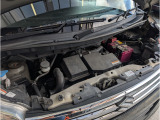 異音や油脂類の漏れもなく奇麗なエンジンルーム。納車整備時にはバッテリー、エンジンオイル、オイルフィルター、エアコンフィルター、ワイパーブレード、スマートキー電池など当店の整備メニューを施して納車します