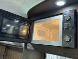 クルマ旅にとても便利な電子レンジもインストール!