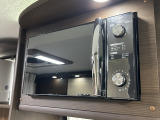 クルマ旅にとても便利な電子レンジもインストール!