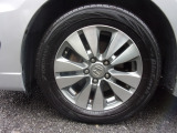 純正16インチアルミホイール。ノーマルタイヤ付き。