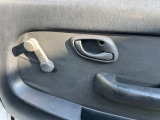 窓ガラスは懐かしい手動タイプ