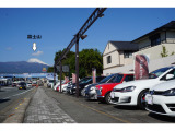 当店から富士山が見えるんです。富士山見ながらお車選んでみませんか?