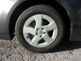 純正15インチアルミホイール。ノーマルタイヤ付き。