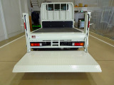 荷台内寸:209&times;161&times;38 三方開 リアアオリチェーン2個 垂直PG/600kg 極東開発/V601B-1MKT2 長:85cm/有効長:75cm 幅:157cm 左右リア支柱PGスイッチ