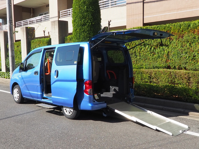 NV200バネットバン  福祉車両・手動スロープ・車いす1名計7人