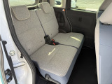 セカンドシートも使用感少なく綺麗な状態です!!