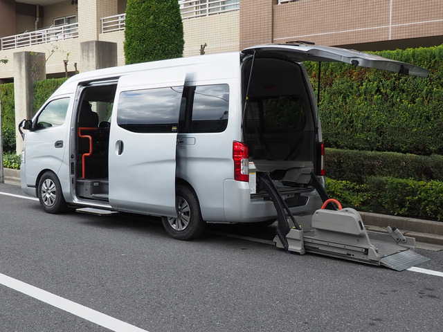 NV350キャラバン  チェアキャブ Mタイプ仕様 車いす2名