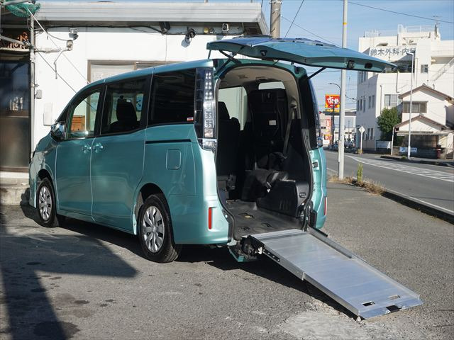 ヴォクシー 2.0 X Cパッケージ ウェルキャブ スロープタイプI 車いす2脚仕様 2列目電...