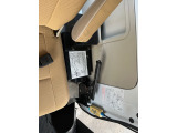 車椅子固定フックワイヤーのロックレバーと昇降リフト装置部です。