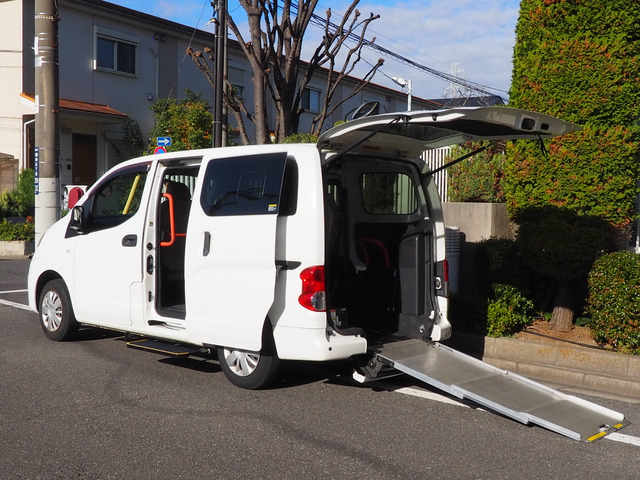 NV200バネットバン  福祉車両・手動スロープ・車いす1名計7人