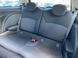MINIならではのホールド力の高いシートを使用しております。後席には、チャイルドシートも取付可能です。