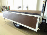 荷台内寸:208&times;161&times;35 三方開 荷台作りボデー床二重張り/横ねた鉄製 埋め込みフック2対 前立て縞鋼板張り リアアオリチェーン2個