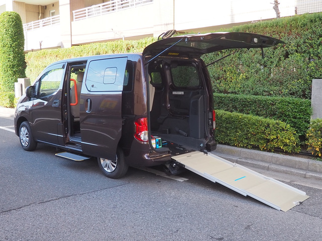 NV200バネットバン  スロープタイプ 車イス2名仕様 6人乗り