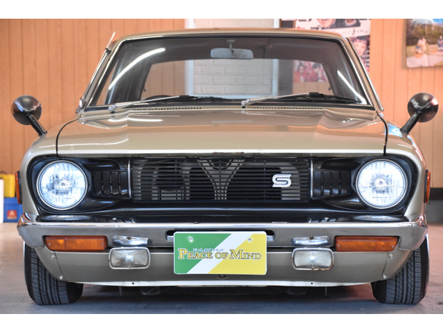 日産サニー　旧車　ミッションMT4速 4MTに本来着くはずの、スポーツ系のエンブレムがない最初期の仕様