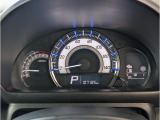 ホワイト&ブルーで見やすい発色のメーターパネルです。液晶表示部には各種車輛情報を表示するインフォメーションディスプレイが備わっております。機関系も良好ですので警告灯などは一切点灯しておりません。