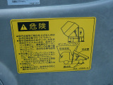 荷台を上げたまま作業する時の注意事項、見やすい所に記載しています。