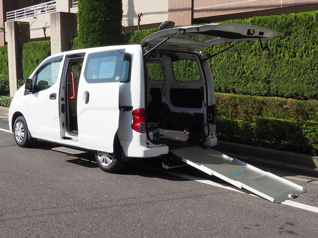 NV200バネットスロープタイプ・車イス2名仕様合計6人乗