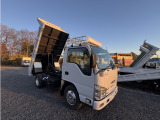 車両右側前面:外装に目立つ傷や汚れのない比較的綺麗な車両となります。便利なルーフキャリアが付いています👍ダンプ昇降良好です。いすゞエルフ積載3t高床ダンプ🚚 🚛全国配送承ります🚛