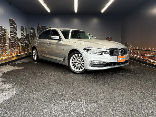 5シリーズセダン523i ラグジュアリー禁煙車 黒本革 メーカーナビ