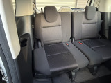 【3列目後部座席】気になるようなキズ・汚れやへたり等、大きなダメージはなく、良好な状態です。