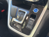 【シフトレバー・パーキングブレーキ】パーキングブレーキは電動パーキングとなっています。ボタン式で力も必要なく指先1本でパーキングブレーキをかけることができます。