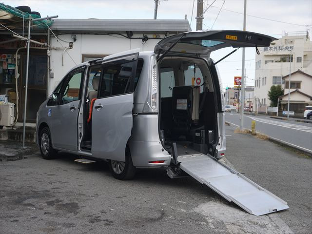 セレナ 2.0 20S チェアキャブ スロープタイプ 車いす2名仕様 オートステップ2列目ウ...