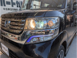 プロジェクターレンズが精悍なイメージを与えるN-BOXカスタムのヘッドライト。納車時にはレンズをクリーニングしてお渡しいたします。レンズが綺麗だと車全体が綺麗に見えます!