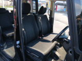 運転席も広々としており、快適にドライブを楽しめますよ〜!!