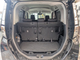 リアシートを使用している状態でも十分なラゲッジスペースが確保されてます。しかもリアシートは前後にスライドするので更に広いスペースが確保されます。