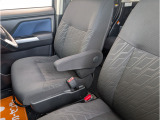 運転席にはアームレストが備わっております。リラックスした姿勢での運転が可能です。