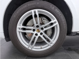 純正オプションの19インチマカンターボ・アルミホイール&カラークレストセンターキャップ。納車前に新品タイヤへの交換も別途承ります。当店では輸入車・国産車問わず下取り・買取査定も喜んで承ります。