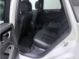後部席の使用感も殆ど無く、ファミリーユースで見かける前席背面の汚れや傷も殆ど有りません。またアームレスト兼用のカップホルダーや温度調節が可能なエアコンなど充実の装備がございます。