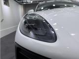 劣化でくもりがちなヘッドライトレンズも透明感のある綺麗な状態が保たれております。夜間のドライブも安心の高輝度LEDヘッドライトを採用しております。
