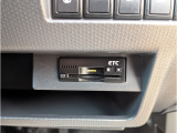ETC車載器は運転席の足元にビルトイン。カードの出し入れがしやすいので抜き忘れ防止にもなります。