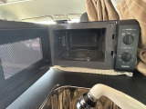 クルマ旅にとても便利な電子レンジもインストール!