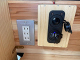 助手席後にコンセントとUSB電源、12V電源が使えます。走行中にポータブル電源への充電も可能になりました。