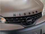 グリル上部に人気のクラシックNISSANエンブレムを装着し当店こだわりのカスタムを施しております。