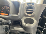 ドリンクホルダーや小物入れも
